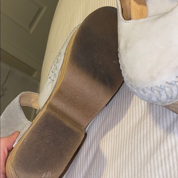 Leather buckled wooden heels - Picture 4 of 4